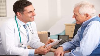 كيف تضر الأدوية بصحة الفم وبأسنان كبار السن؟