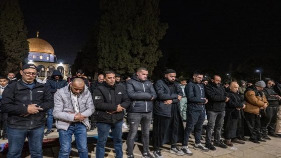 100 ألف يؤدون صلاتي العشاء والتراويح بالمسجد الأقصى