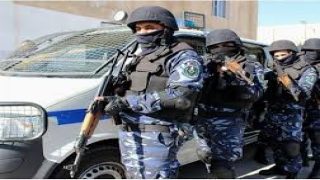الشرطة الفلسطينية تحذر المواطنين من شظايا الصواريخ وتدعو للبقاء في الطوابق السفلية