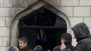 مستوطنون يحرقون مسجدا ويخطون شعارات عنصرية غرب نابلس 