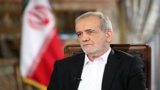 الرئيس الإيراني: اجتمعت مع المرشد مجتبى خامنئي لساعتين ونصف