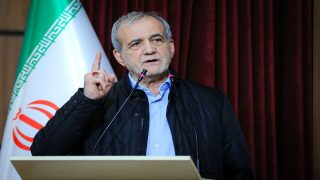 الرئيس الإيراني يحذر من استخدام أراضي دول المنطقة في أي تصعيد عسكري