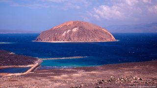 مسؤول يمني: إغلاق مضيق باب المندب ضمن الخيارات المتاحة للرد