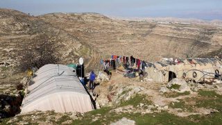 الاحتلال يزيل ويستولي على 6 خيام تأوي عدد من العائلات في الخليل