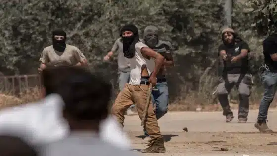 بسبب اعتداءات المستوطنين.. عائلتان فلسطينيتان ترحلان من خربة سمرة بالأغوار الشمالية