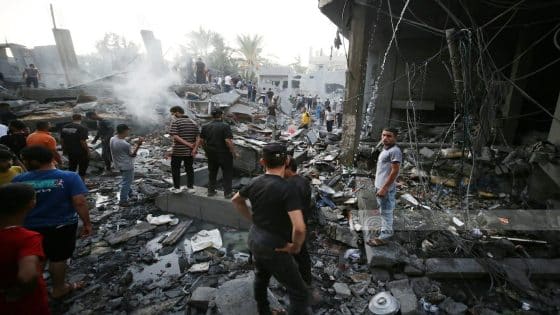 شهداء ومصابون في قصف الاحتلال وسط وجنوب قطاع غزة
