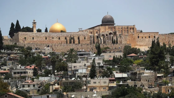 سلطات الاحتلال تخلي 11 منزلا في القدس
