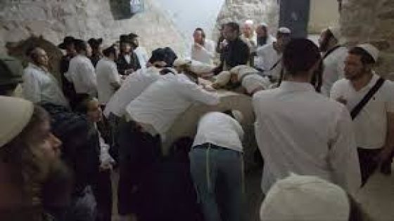 شرق نابلس مستوطنون يقتحمون مقام يوسف