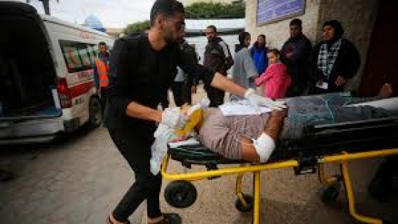 عشر إصابات و شهيدان تصل إلى مستشفى المواصي الميداني جراء قصف مركبة في مواصي خان يونس