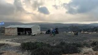 شمال رام الله مستوطنون ينصبون خيمة لإغلاق منشأة