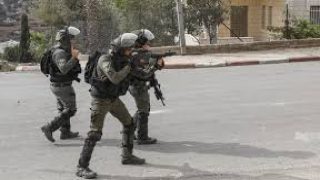 إصابات إثر إطلاق الاحتلال الرصاص على عدة مركبات وملاحقتها جنوب الخليل