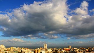 حالة الطقس: انخفاض طفيف على درجات الحرارة وفرصة لسقوط أمطار متفرقة