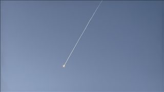 اعتراض دفعة صواريخ من إيران بعد سقوط شظايا وسط إسرائيل