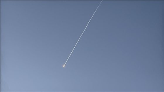 اعتراض دفعة صواريخ من إيران بعد سقوط شظايا وسط إسرائيل