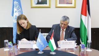 فلسطين و”UNOPS” يوقعان مذكرة تفاهم استراتيجية لإعادة إعمار البنية التحتية وتوفير حلول سكنية