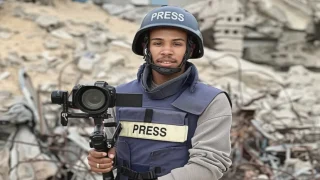 عدسة الشهيد محمد سلامة تتوج بـ “أوسكار الإنترنت” لتوثق مأساة غزة من وراء الغياب