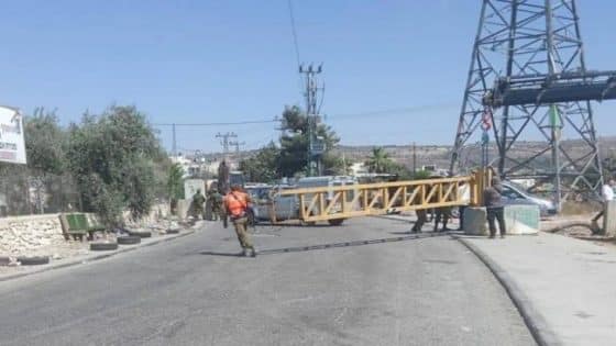 مستوطنون يعيدون نصب بوابة حديدية في قرية المنية شرق بيت لحم