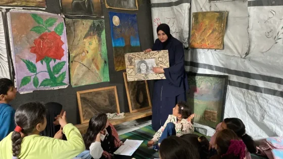 من تحت الركام إلى جدران الخيمة.. الفنانة أحلام عبد العاطي تُحول نزوحها في خان يونس إلى مرسم للمقاومة بالألوان