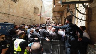 شرطة الاحتلال تعرقل حركة الفرق الكشفية في القدس وتزيل علم فلسطين من زيهم الرسمي