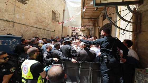 شرطة الاحتلال تعرقل حركة الفرق الكشفية في القدس وتزيل علم فلسطين من زيهم الرسمي