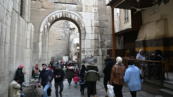 “بيوتنا مفتوحة”.. سوريون يتسامون فوق جراح الماضي لاستقبال نازحي لبنان