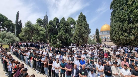 رغم القيود والانتهاكات.. 70 ألفاً يؤدون صلاة الجمعة في رحاب المسجد الأقصى المبارك