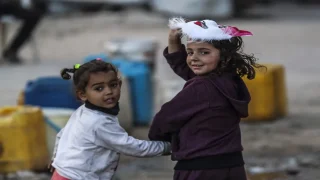 “اللُّطَماء” في غزة.. طفولة مسلوبة تحت وطأة اليتم والعمل الشاق ونيران الاحتلال