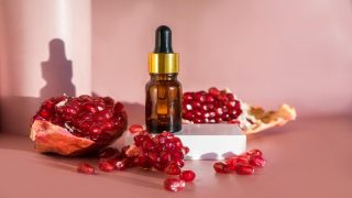 قطرات من زيت الرمان تبرز جمالك