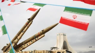 استخبارات أمريكا: إيران تحتفظ بآلاف الصواريخ ومنصات الإطلاق رغم ضربات “فبراير” المدمرة