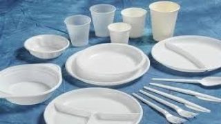 خناق “الطاقة” يمتد للبلاستيك.. أزمة خام حادة وقفزة بـ 650 دولاراً في أسعار “الحبيبات” بفلسطين