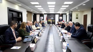 مجلس الوزراء يطالب بإجراءات دولية رادعة ضد إرهاب المستوطنين ويوجه بتشديد الرقابة على الأسواق