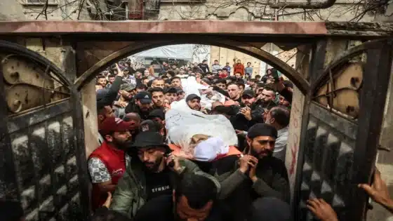 شهيدان في غزة والمكتب الإعلامي يفند “مغالطات” فانس حول تدفق المساعدات