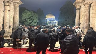 بعد 40 يوما من إغلاقه.. 3000 مصل يؤدون صلاة الفجر في المسجد الأقصى