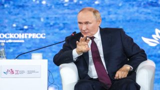 بوتين يعرض “طرقاً آمنة” لأسواق الطاقة.. وأوروبا تحذر من “تجسس” أسطول الظل الروسي