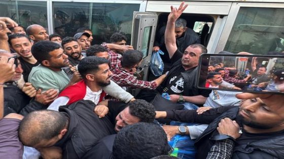 عاجل | وصول 15 أسيراً محرراً من سجون الاحتلال إلى مستشفى شهداء الأقصى