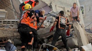 “دفاع غزة” يُحذر من انفجار بيئي وصحي جراء تحلل آلاف الجثامين تحت الأنقاض