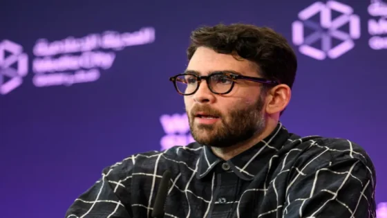 “بعبع” الديمقراطيين الجديد.. المؤثر حسن بايكر يثير الذعر في واشنطن بتحالفه مع مرشح مسلم