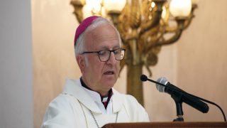 بعد حصار كنيسة القيامة.. بطريرك اللاتين ينتزع قراراً بالدخول ويطالب الاحتلال بفتح “الأقصى” فوراً