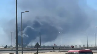 زلزال أمني يضرب الخليج: قتيل في الإمارات وحرائق في مطار الكويت ومنشآت بحرينية إثر هجمات صاروخية