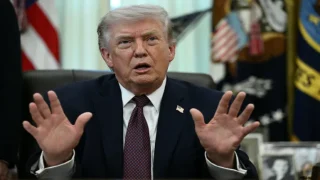 ترمب: إيران طلبت وقف إطلاق النار.. وسنواصل الضرب حتى فتح “هرمز” أو الانسحاب من “الناتو”