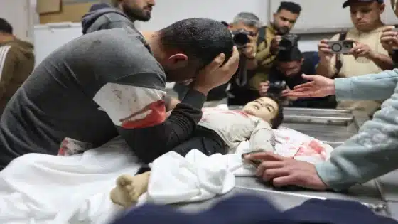 غزة المنسية.. 2400 خرق للهدنة ومأساة طفل “ثياب الزفاف” تلخص واقع الإبادة المستمرة