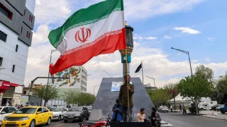 ايران تقطع التواصل مع أمريكا… الإيرانيون يحمون البنى التحتية بأجسادهم