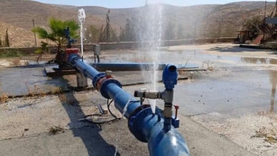 مستوطنون يقطعون خطوط المياه في “عين العوجا” بأريحا لتعطيل الزراعة وتربية المواشي
