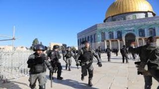 إصابات واعتقالات واعتداءات متصاعدة في عدة مناطق بالقدس