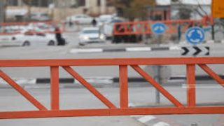قوات الاحتلال تعتقل مواطنا وتغلق بلدة بيت أمر