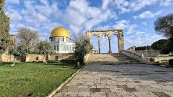 دموع الشكر تروي باحات أولى القبلتين… بعد 40يوم من الإغلاق