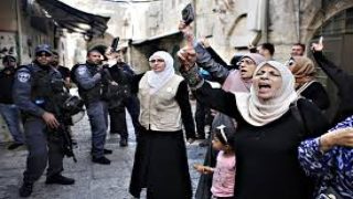 مستوطنون يعتدون على سيدتين في بيرزيت شمال رام الله وإصابة مواطن برصاص الاحتلال في الرام شمال القدس