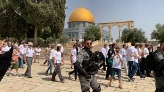 مستعمرون يهاجمون مركبة إسعاف جنوب نابلس و محافظة القدس تحذر من دعوات لاقتحامات واسعة للأقصى ورفع أعلام الاحتلال داخله