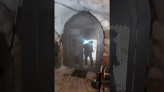 مستوطنون ينصبون بوابة حديدية في البلدة القديمة بالقدس لتضييق الخناق على المواطنين
