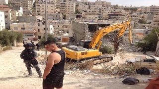 مقدسي يشرع بإخلاء منزله في سلوان تمهيداً لهدمه ذاتياً لتفادي غرامات الاحتلال